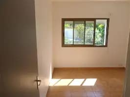 Appartement 2 chambres salon cuisine espace familial garage magasin 2 toilettes niveau 1er étage